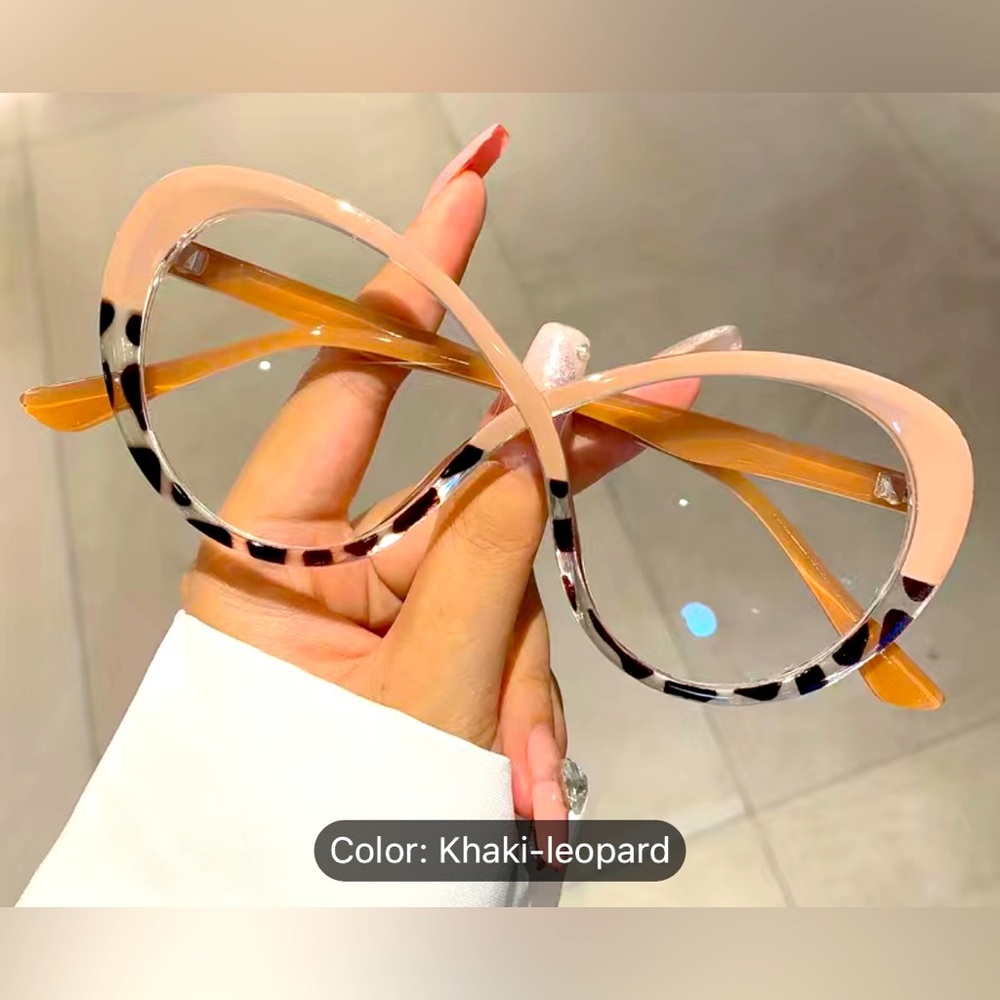 Cat-eye glasses in tortoiseshell color block design, offers blue light blocking.